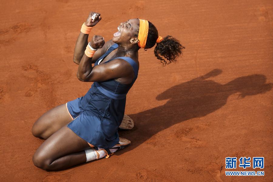Serena Williams of the U.S. holds up the trophy after winning the women's singles final match against Maria Sharapova of Russia at the French Open tennis tournament in Paris, June 8, 2013. Serena Williams won the match 2-0 to claim the title.(Photo/Xinhua)
