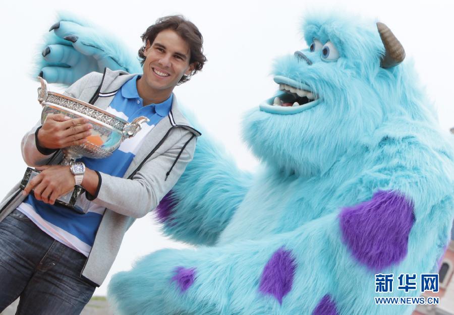 Spain's Rafael Nadal poses with the trophy at the Disneyland in Paris June 10, 2013. Rafael Nadal defeated compatriot David Ferrer in the men's singles final of the French Open tennis tournament on June 9 to claim the title for the eighth time. (Photo/Xinhua)
