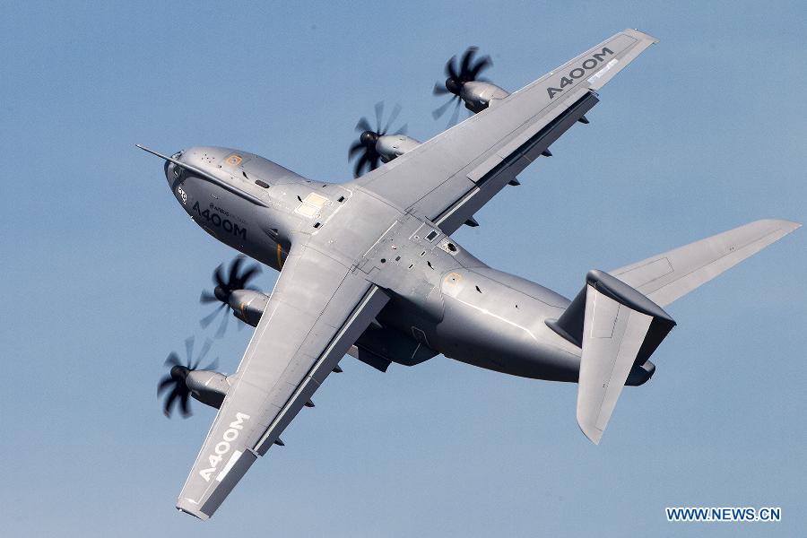 An Airbus A400M military aerotransport participates in a flying display during the 50th International Paris Air Show at the Le Bourget airport in Paris, France, June 18, 2013. The Paris Air Show runs from June 17 to 23. (Xinhua/Chen Cheng)