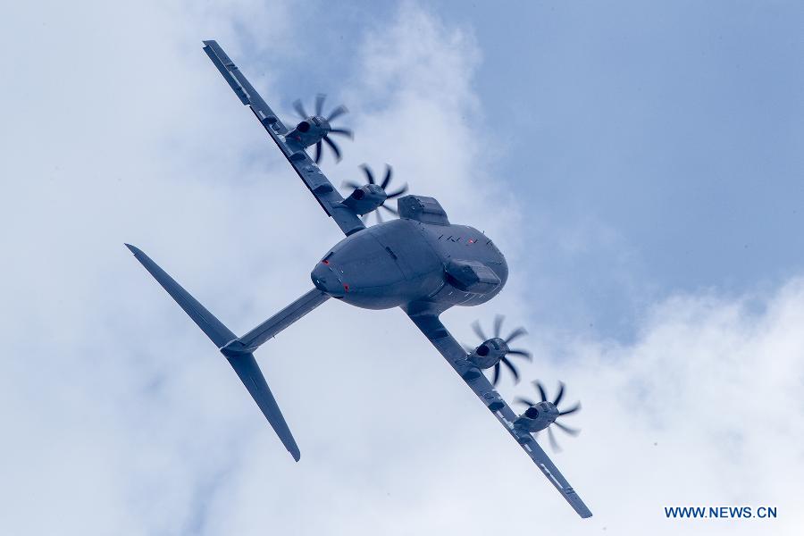 An Airbus A400M military aerotransport participates in a flying display during the 50th International Paris Air Show at the Le Bourget airport in Paris, France, June 18, 2013. The Paris Air Show runs from June 17 to 23. (Xinhua/Chen Cheng)