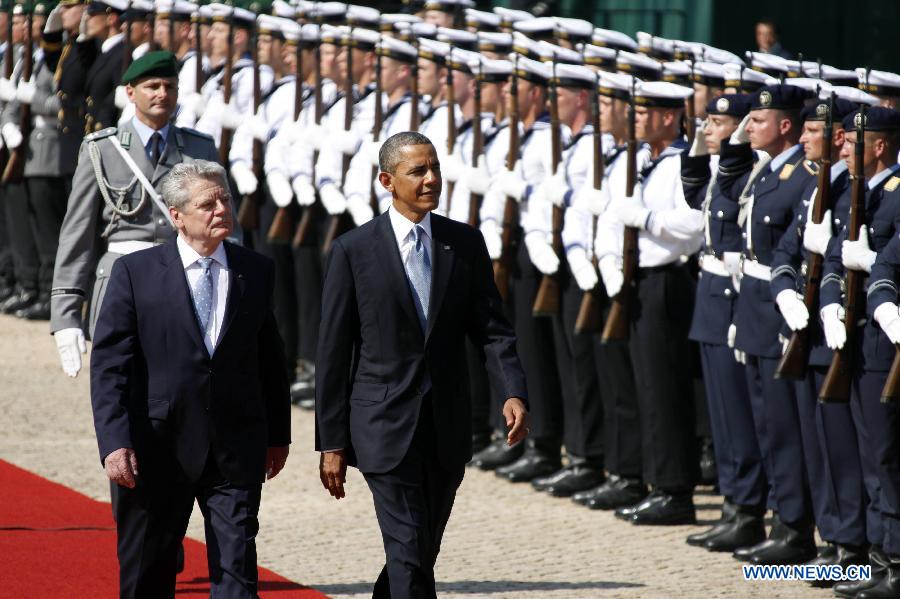 U.S. President Barack Obama (2nd L) and German President Joachim Gauck (1st L) review the guard of honor at the Presidential Palace in Berlin, Germany, June 19, 2013. Obama arrived in Berlin on June 18 for an official visit. (Xinhua/Pan Xu) 