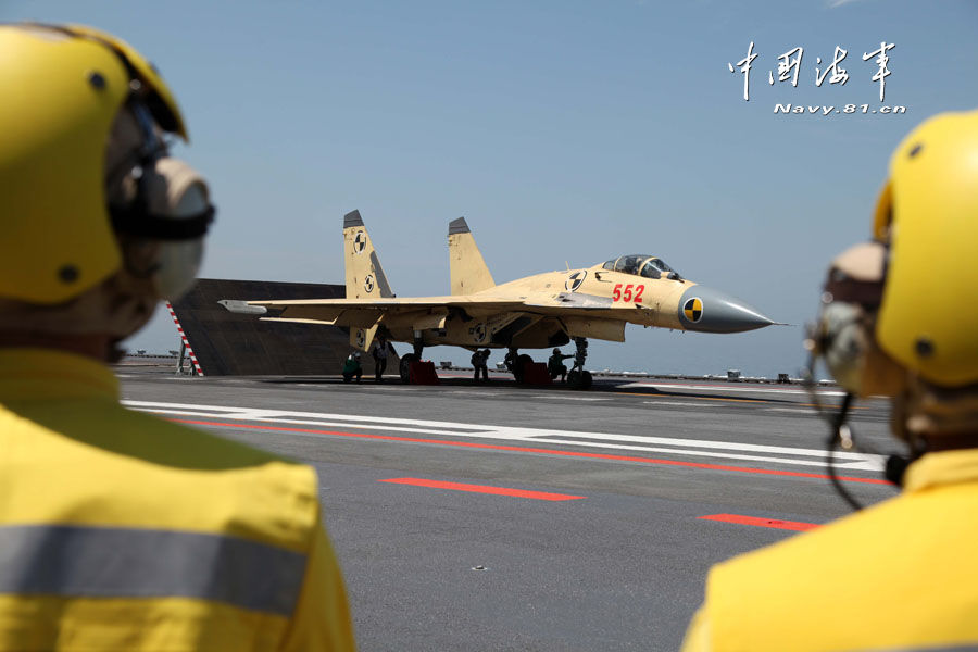 Taking-off, landing exercises of J-15 fighter jets on Liaoning (Photo: chinamil.com.cn)