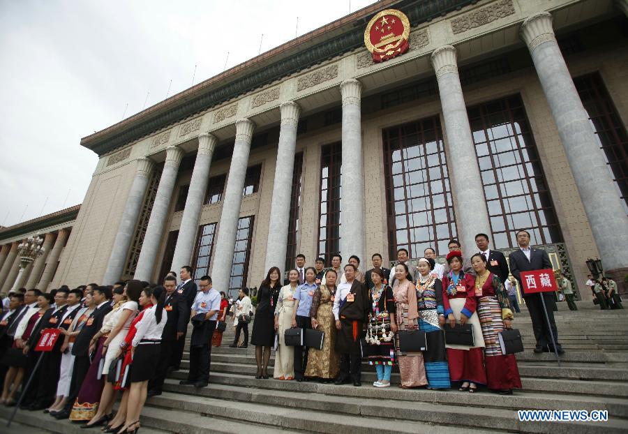Delegates pose for photos after the closing of the 17th national congress of the Communist Youth League of China (CYLC) at the Great Hall of the People in Beijing, capital of China, June 20, 2013. (Xinhua/Wang Shen)