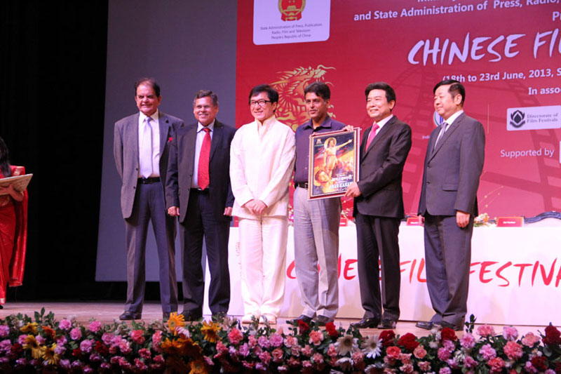 Cai Fuchao (2nd R), head of China's State General Administration of Press, Publication, Radio, Film and Television, Manish Tewari (3rd R), Information and Broadcasting Minister of India, Chinese Kung fu star Jackie Chan (3rd L), and Chinese Ambassador to India, Wei Wei (1st R) pose for photos during the inaugural ceremony of the 2013 Chinese Film Festival in New Delhi, India on Tuesday, June 18, 2013. [Photo: CRIENGLISH.com/Sun Yang; He Xingyu] 