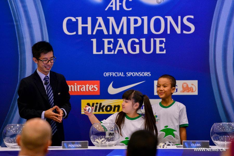 Two children participate in the draw for the 2013 AFC Champions League quarterfinals in Kuala Lumpur, Malaysia, June 20, 2013. (Xinhua/Chong Voon Chung)
