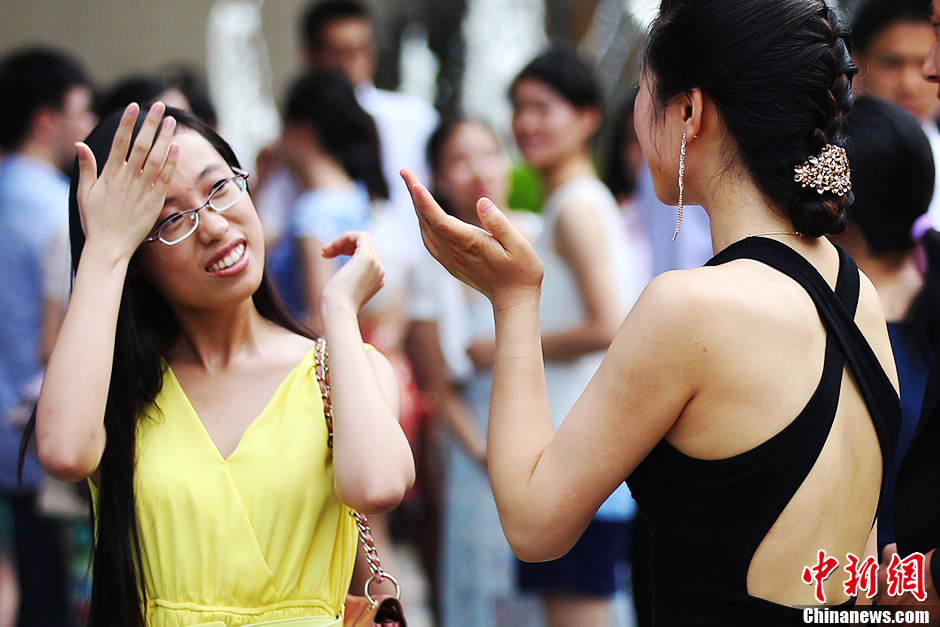 Two women in summer dresses talk on a street in Nanjing, east China's Jiangsu province on June 17, 2013. Most parts of the province have witnessed high temperatures, with the highest reaching 38 degrees Celsius. Ten provinces in the country, including Henan, Hunan, Hubei and Sichuan and Chongqing municipality, are expected to see temperatures higher than 35 degrees Celsius on June 18, 2013, according to the Central Observatory of China. (Photo/Chinanews)