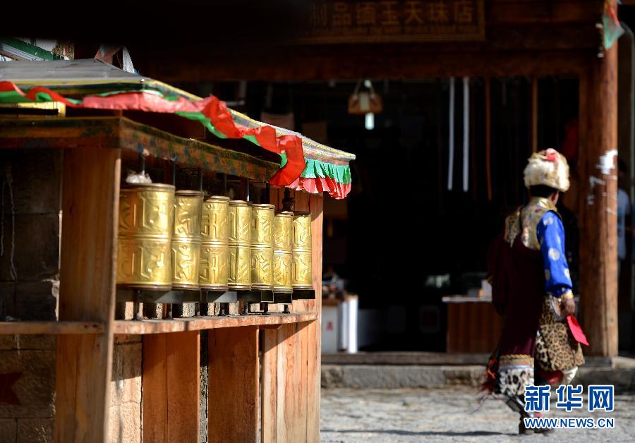 Photo shows the view in Dukezong ancient city of Shangri-la County, Deqen Tibetan Autonomous Prefecture, southwest China's Yunnan Province. Dukezong, which has a history of 1,300 years, means "Moonlight City" in the Tibetan language. (Xinhua)