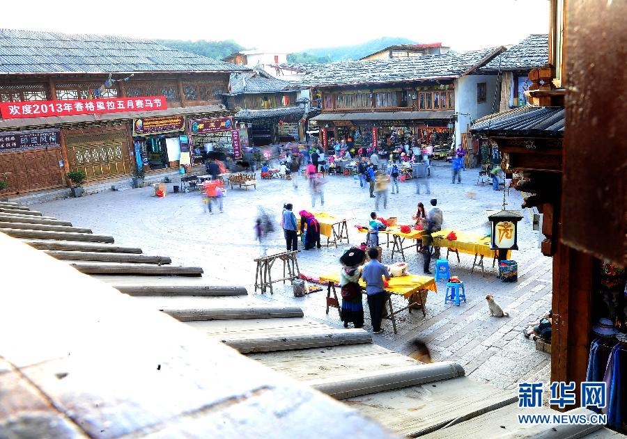 Photo shows the view in Dukezong ancient city of Shangri-la County, Deqen Tibetan Autonomous Prefecture, southwest China's Yunnan Province. Dukezong, which has a history of 1,300 years, means "Moonlight City" in the Tibetan language. (Xinhua)