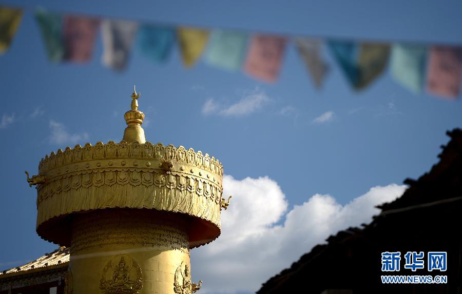 Photo shows the view in Dukezong ancient city of Shangri-la County, Deqen Tibetan Autonomous Prefecture, southwest China's Yunnan Province. Dukezong, which has a history of 1,300 years, means "Moonlight City" in the Tibetan language. (Xinhua)