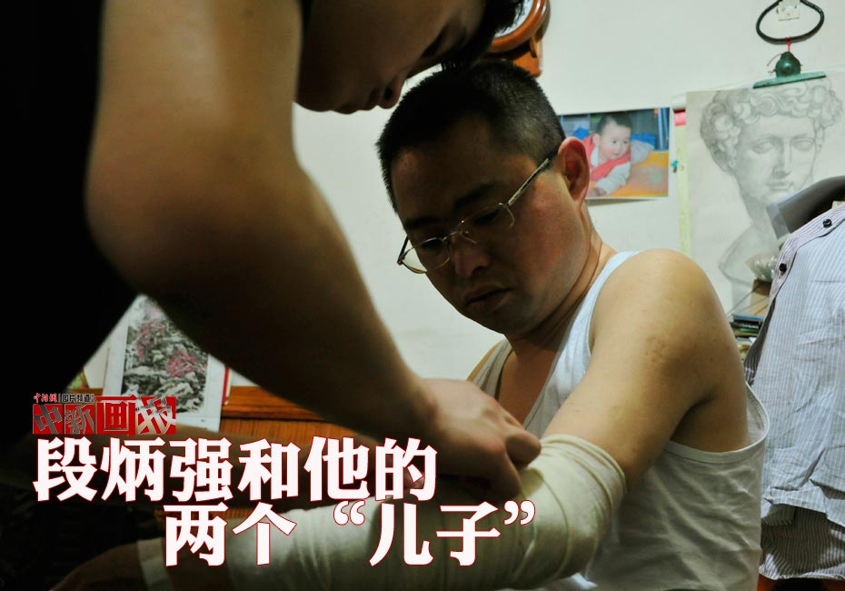 Kang Kang uses frozen bandage to bind his father's injured arm to stop bleeding. (Photo/CNS)