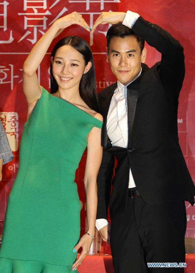 Actress Bai Baihe (L) and actor Eddie Peng attend the closing ceremony for the Chinese Film Festival 2013 in Seoul, South Korea, June 20, 2013. (Xinhua/Park Jin-hee) 