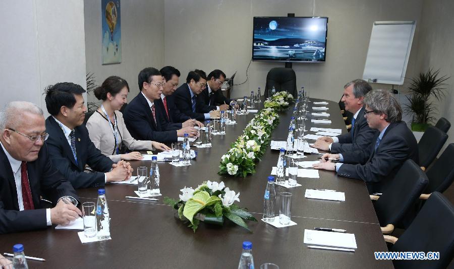 Chinese Vice Premier Zhang Gaoli (4th L) meets with Igor Sechin (2nd R), president of Russia's state-owned oil producer Rosneft and executive secretary of the commission on the strategic development of Russia's energy sector, in St. Petersburg, Russia, June 20, 2013. (Xinhua/Lu Jinbo)