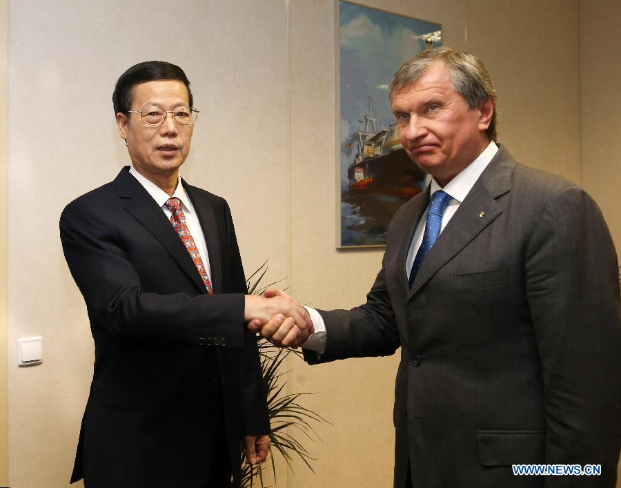 Chinese Vice Premier Zhang Gaoli (L) meets with Igor Sechin, president of Russia's state-owned oil producer Rosneft and executive secretary of the commission on the strategic development of Russia's energy sector, in St. Petersburg, Russia, June 20, 2013. (Xinhua/Liu Weibing)