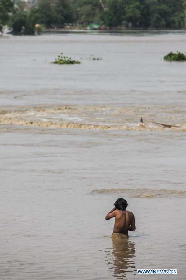 A man stands in floodwaters of the Yamuna River in New Delhi, India, June 20, 2013. The Indian capital has been put on flood alert after its main Yamuna river breached the danger mark following incessant rainfall since June 16. So far, more than 150 people have died in Uttarakhand floods, while thousands have been displaced and stranded, according to reports. (Xinhua/Zheng Huansong) 
