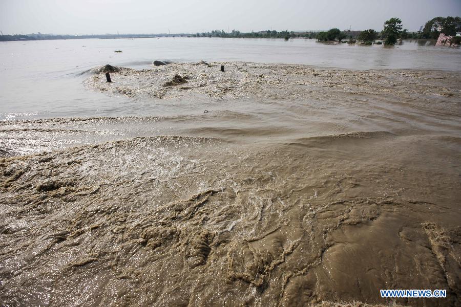 Photo taken on June 20, 2013 shows floodwaters of the Yamuna River in New Delhi, India. The Indian capital has been put on flood alert after its main Yamuna river breached the danger mark following incessant rainfall since June 16. So far, more than 150 people have died in Uttarakhand floods, while thousands have been displaced and stranded, according to reports. (Xinhua/Zheng Huansong) 
