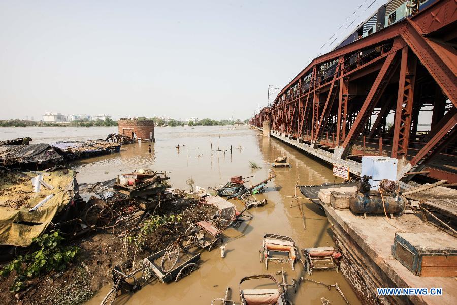 A slum is submerged in floodwaters of the Yamuna River in New Delhi, India, June 20, 2013. The Indian capital has been put on flood alert after its main Yamuna river breached the danger mark following incessant rainfall since June 16. So far, more than 150 people have died in Uttarakhand floods, while thousands have been displaced and stranded, according to reports. (Xinhua/Zheng Huansong) 