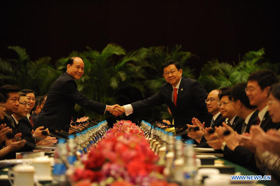 Chen Deming (R), president of the mainland-based Association for Relations Across the Taiwan Straits (ARATS), shakes hands with Lin Join-sane, chairman of the Taiwan-based Straits Exchange Foundation (SEF), before the ninth round of cross-strait talks in Shanghai, east China, June 21, 2013. The ninth round of talks between ARATS and SEF was held here on Friday. (Xinhua/Chen Yehua)
