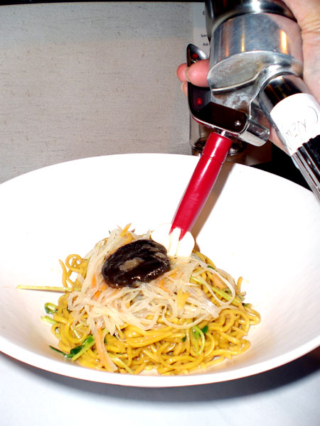 A dollop of foamed sesame oil is added to the noodles at the table. (China Daily/Donna Mah)