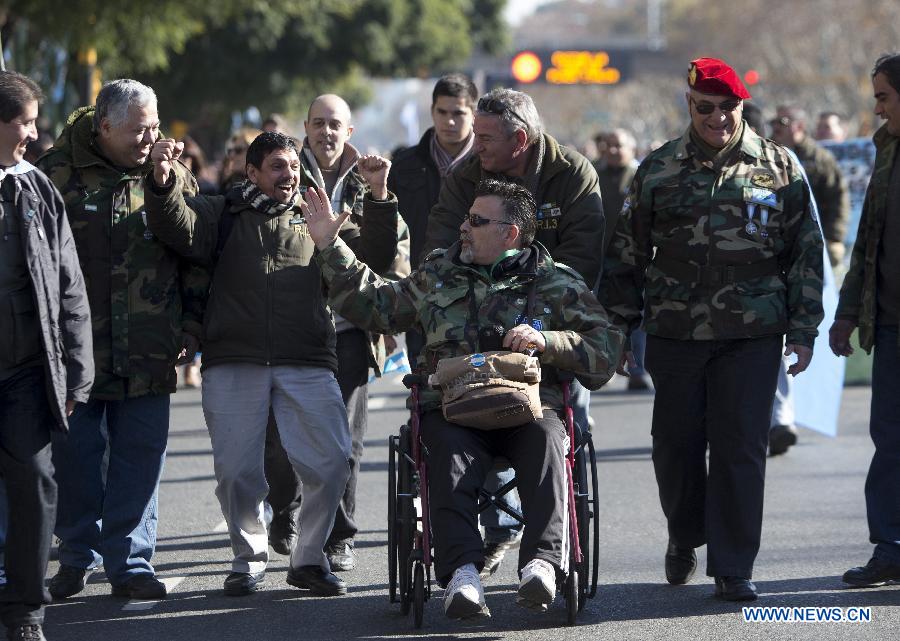 Veterans of the Falklands War participate in a ceremony commemorating Argentine servicemen who fought during the 1982 war over the disputed Falkland Islands between Britain and Argentina, in Buenos Aires, capital of Argentina, on June 20, 2013. (Xinhua/Martin Zabala) 