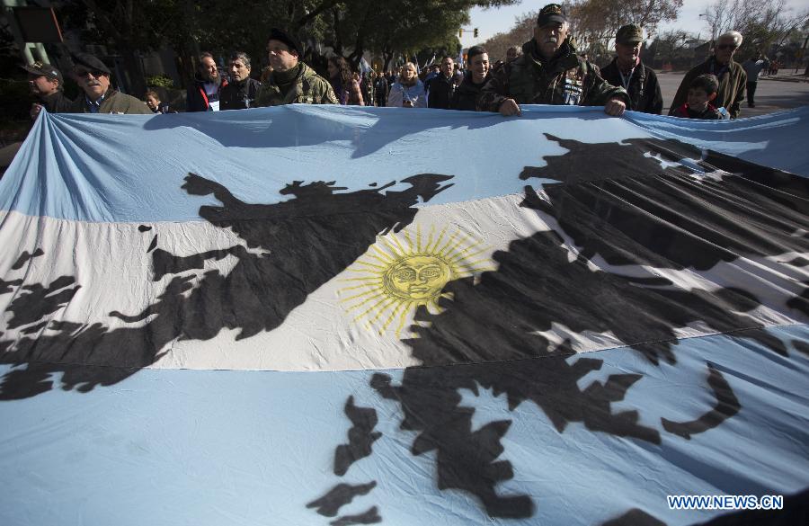 Veterans of the Falklands War participate in a ceremony commemorating Argentine servicemen who fought during the 1982 war over the disputed Falkland Islands between Britain and Argentina, in Buenos Aires, capital of Argentina, on June 20, 2013. (Xinhua/Martin Zabala)