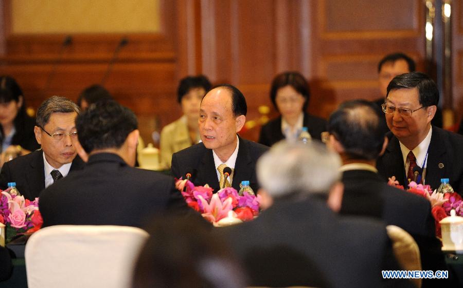 Lin Join-sane (C), chairman of the Taiwan-based Straits Exchange Foundation (SEF), addresses the ninth round of cross-strait talks in Shanghai, east China, June 21, 2013. The ninth round of talks between the mainland-based Association for Relations Across the Taiwan Straits (ARATS) and SEF was held here on Friday. (Xinhua/Chen Yehua)