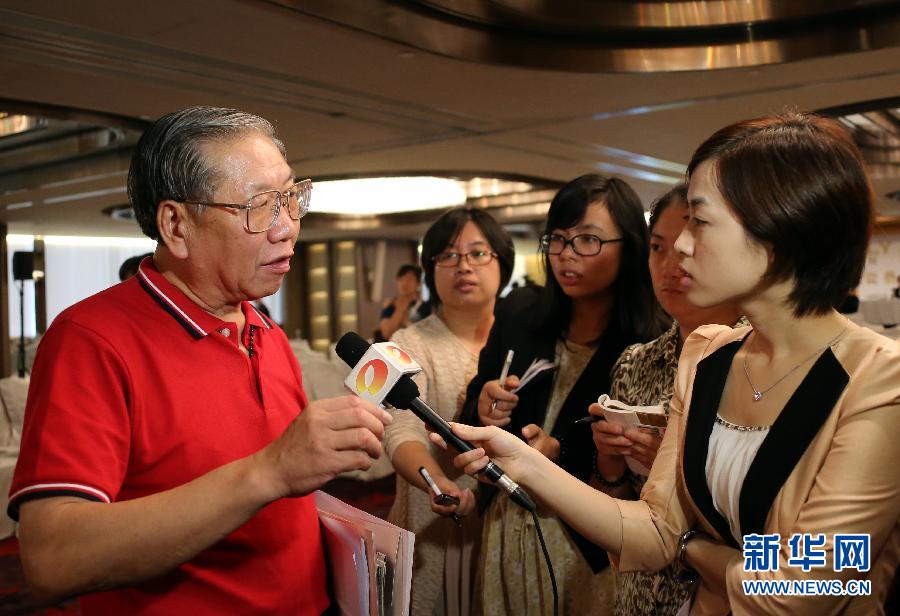 A set of porcelain bowls produced exclusively for Mao Zedong was auctioned in Hong Kong on Thursday for a record HK$11,684,000 (US$1.5 million). (Xinhua)