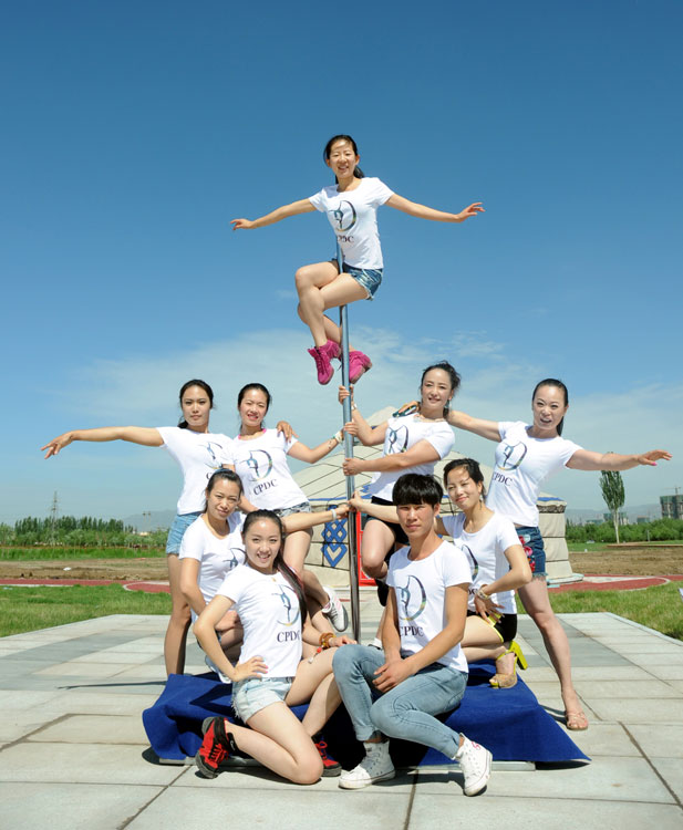 I want to fly higher: Sexy dancers in pole dancing teams. (Photo/Osports)