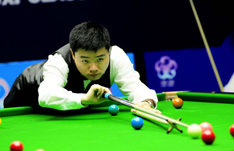 Being serious: Ken Doherty is beaten 5-3 by Alan McManus in the Wuxi Classic first round on June 17, 2013. (Photo/Osports)