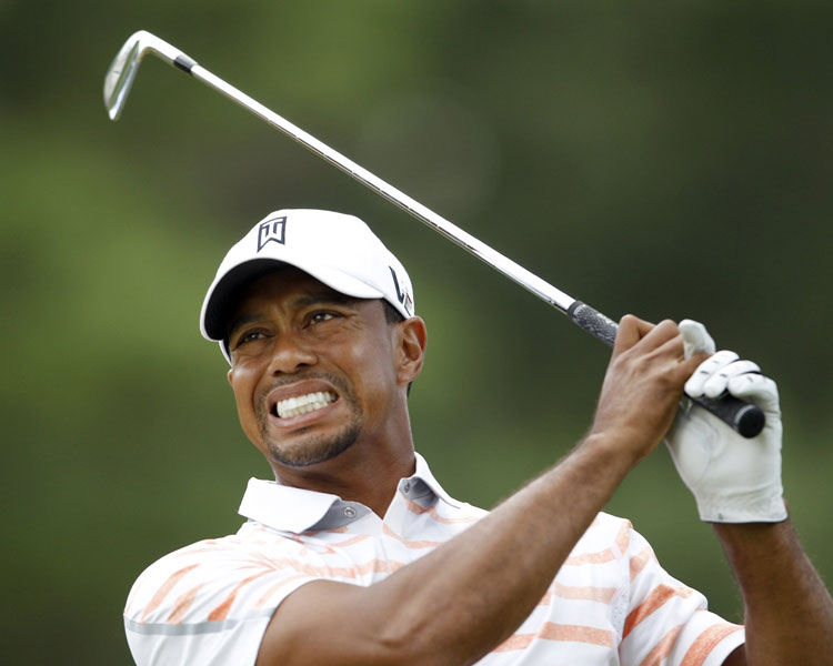 Tiger Woods fights his way to 70 during second-round play in the U.S. Open, June 15, 2013. (Photo/Osports)