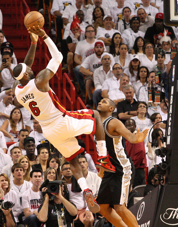 Tough jumpers: Miami Heat beat San Antonio Spurs 103-100 in Game 6 of the NBA Finals in Miami, the United States, June 19, 2013. (Photo/Osports)