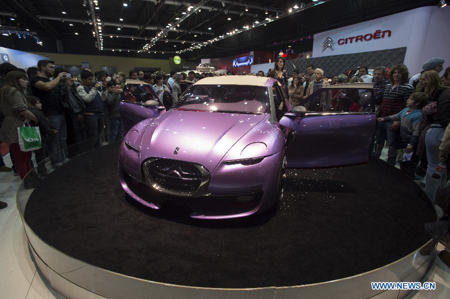 People observe the Renault's Revolta concept car during the 6th International Auto Show, in the city of Buenos Aires, capital of Argentina, on June 21, 2013. (Xinhua/Martin Zabala)