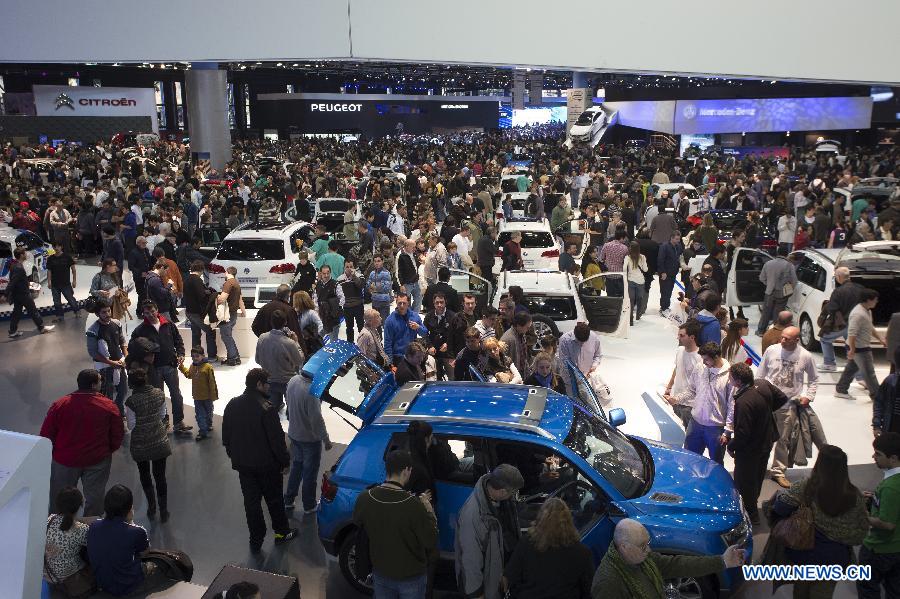 People visit the 6th International Auto Show, in the city of Buenos Aires, capital of Argentina, on June 21, 2013. (Xinhua/Martin Zabala)