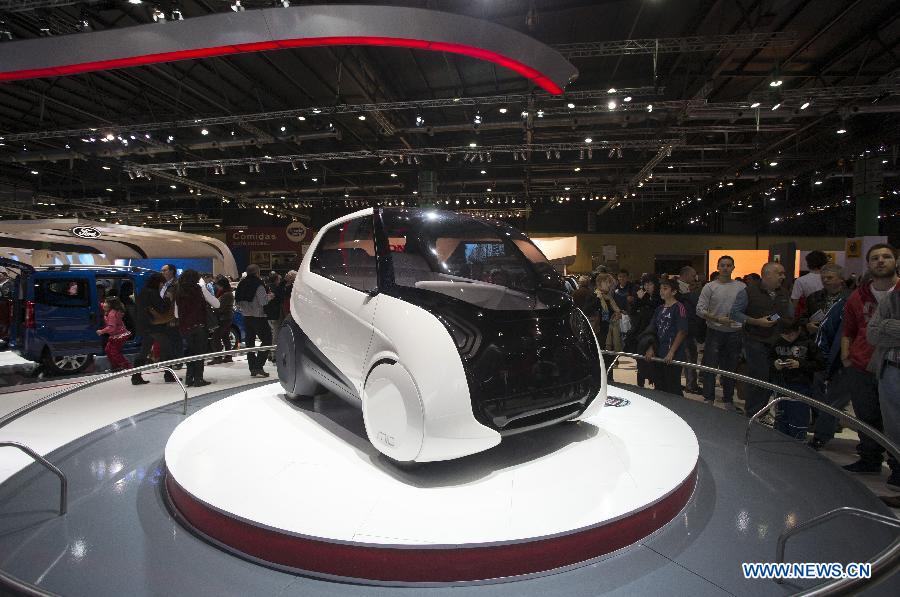 People observe the Fiat's Mio concept car during the 6th International Auto Show, in the city of Buenos Aires, capital of Argentina, on June 21, 2013. (Xinhua/Martin Zabala)