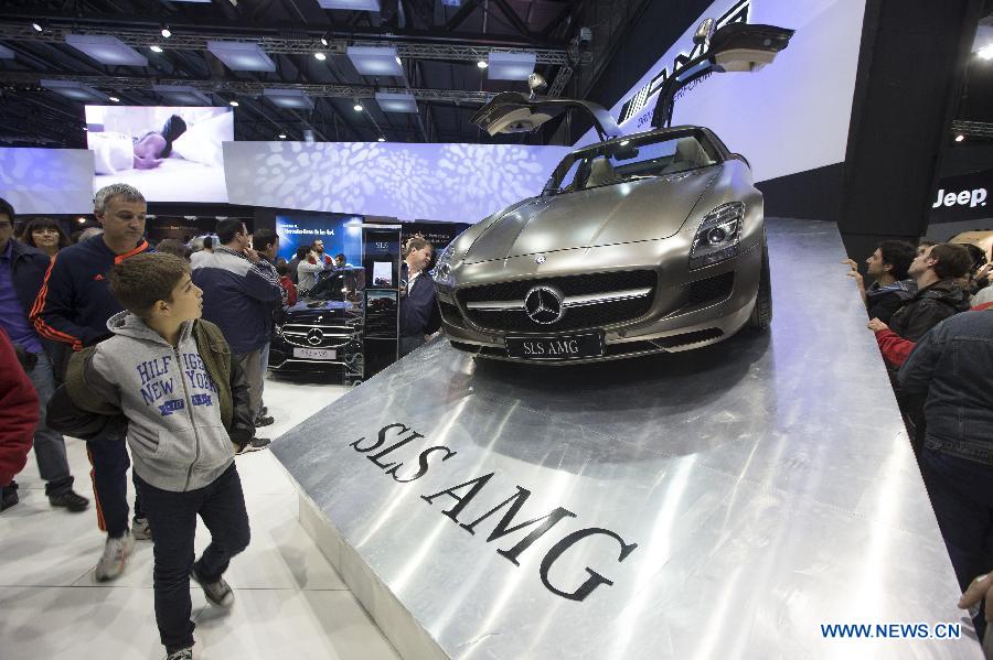 A child observes a Mercedes Benz' SLS AMG during the 6th International Auto Show, in the city of Buenos Aires, capital of Argentina, on June 21, 2013. (Xinhua/Martin Zabala)