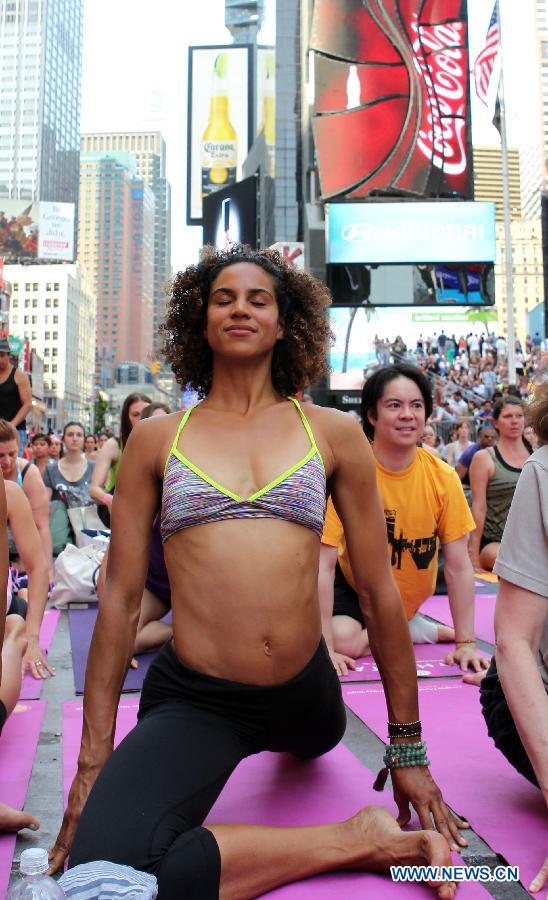 Yoga enthusiasts practice yoga during the "Solstice in Times Square" event at Times Square in New York, the United States, June 21, 2013. Thousands of yoga enthusiasts came here to do yoga in celebration of the longest day of the year. (Xinhua/Cheng Li) 