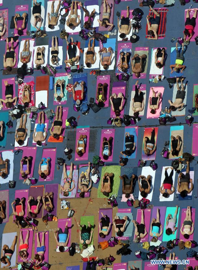 Yoga enthusiasts practice yoga during the "Solstice in Times Square" event at Times Square in New York, the United States, June 21, 2013. Thousands of yoga enthusiasts came here to do yoga in celebration of the longest day of the year. (Xinhua/Cheng Li) 