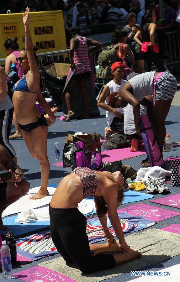 A Yoga enthusiast practices yoga during the "Solstice in Times Square" event at Times Square in New York, the United States, June 21, 2013. Thousands of yoga enthusiasts came here to do yoga in celebration of the longest day of the year. (Xinhua/Cheng Li) 