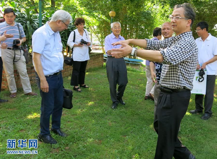 An expert introduces the Heisha Relic Site to visitors from home and abroad. More than 30 archaeological experts from Chinese mainland, Hong Kong, Macao, Taiwan, Britain, France and Russia visited the Heisha Relic Site and inspected the newly-found pre-historical tools for making jade excavated at the site. The tools for making jade can date back more than 4,000 years.  (Xinhua/ Wang Yongji)