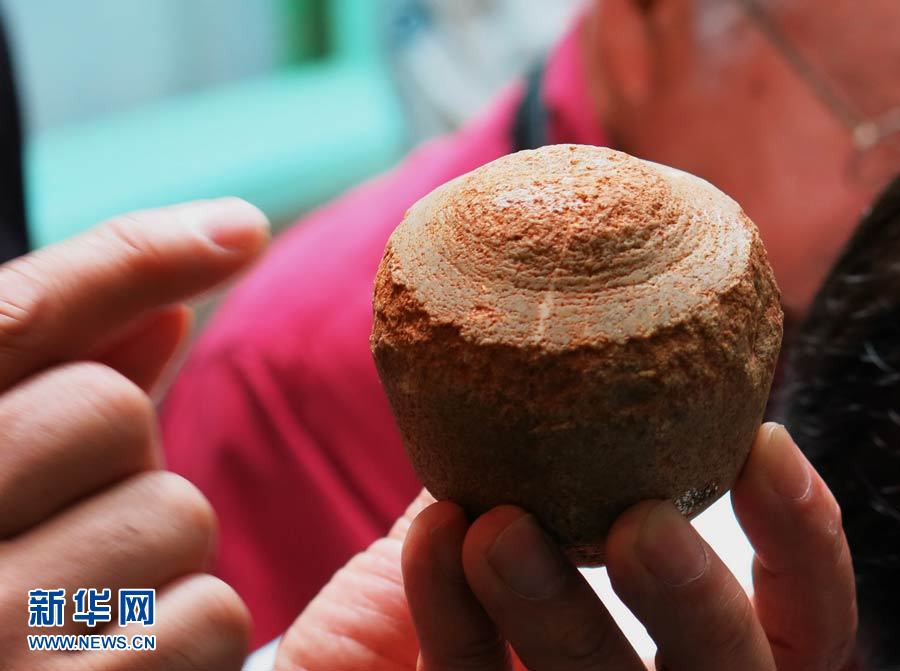 A tool for making jade dating back more than 4000 years is displayed at the Heisha Relic Site in Macao. More than 30 archaeological experts from Chinese mainland, Hong Kong, Macao, Taiwan, Britain, France and Russia visited the Heisha Relic Site and inspected the newly-found pre-historical tools for making jade excavated at the site. The tools for making jade can date back more than 4,000 years.  (Xinhua/ Wang Yongji)