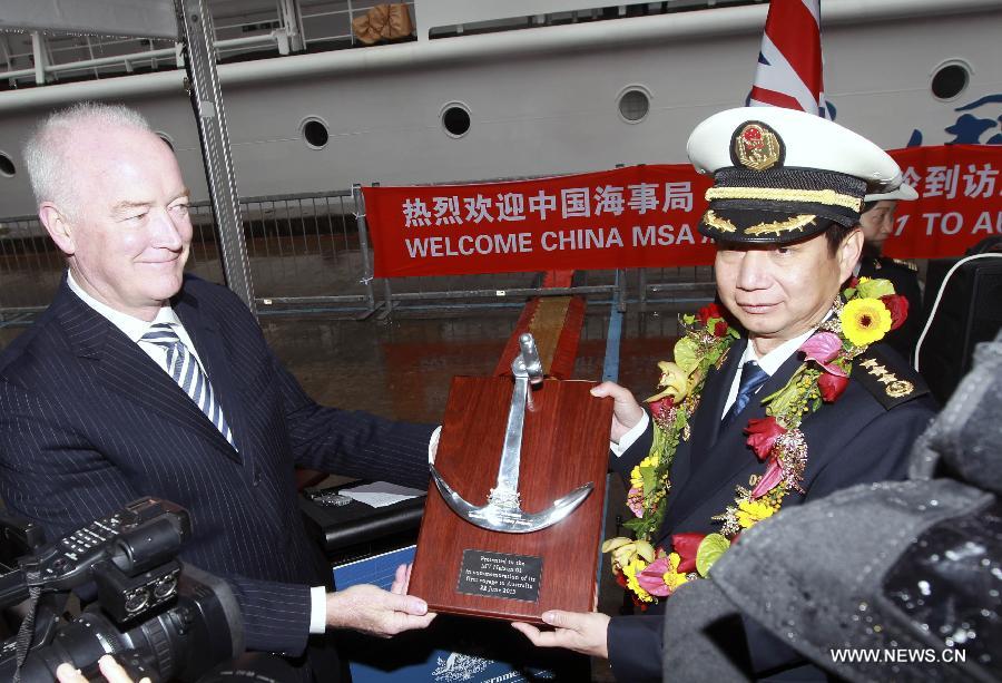 Australian Maritime Safety Authority Chief Executive Officer Graham Peachey (L) presents the maritime commemoration plate to Xu Guoyi, head of Shanghai Maritime Bureau at the welcome ceremony in Sydney, Australia, June 22, 2013. China's largest search-and-rescue vessel "Haixun 01" arrived at Sydney's Garden Island port Saturday on its first international voyage. (Xinhua/Jin Linpeng) 