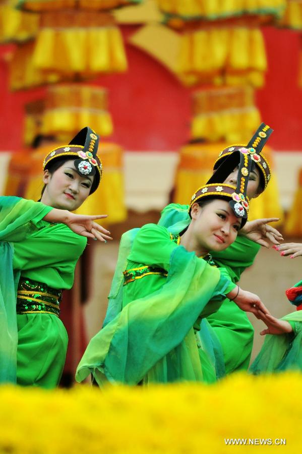 Dancers dressed in ancient costumes perform during a sacrifice ceremony at "the Temple of Fu Xi" in Tianshui, northwest China's Gansu Province, June 22, 2013. More than 20,000 Chinese from China and abroad attended a sacrifice ceremony held here Saturday to pay tribute to Fu Xi, a culture hero who is believed to be the inventor of writing, fishing and hunting. Fu Xi is regarded as one of the ancestors of the Chinese nation. (Xinhua/Chen Bin) 