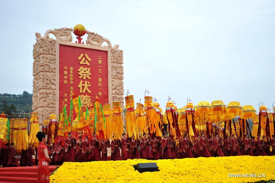 People dressed as ancient honor guards perform during a sacrifice ceremony at "the Temple of Fu Xi" in Tianshui, northwest China's Gansu Province, June 22, 2013. More than 20,000 Chinese from China and abroad attended a sacrifice ceremony held here Saturday to pay tribute to Fu Xi, a culture hero who is believed to be the inventor of writing, fishing and hunting. Fu Xi is regarded as one of the ancestors of the Chinese nation. (Xinhua/Chen Bin)