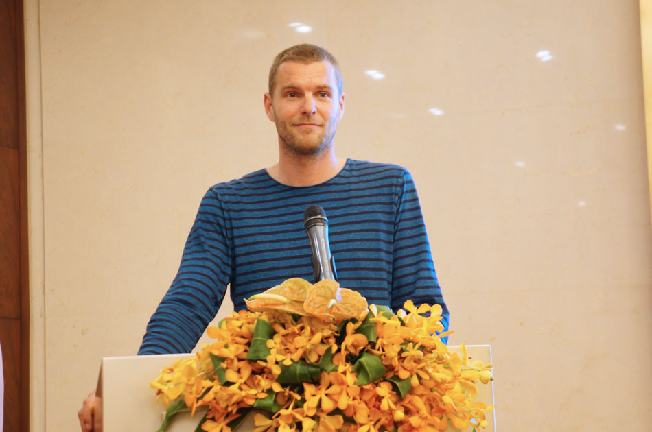 Dutch conceptual artist, Rubber Duck's "papa" Florentijin Hofman attends a press meeting in Beijing, June 22, 2013. As a special present given by BJDW's guest city Amsterdam, the Rubber Duck project will visit Beijing this September and stay for about one month. BJDW will be held from Sept. 26 to Oct. 3 in Beijing. (People's Daily Online/Chen Lidan) 