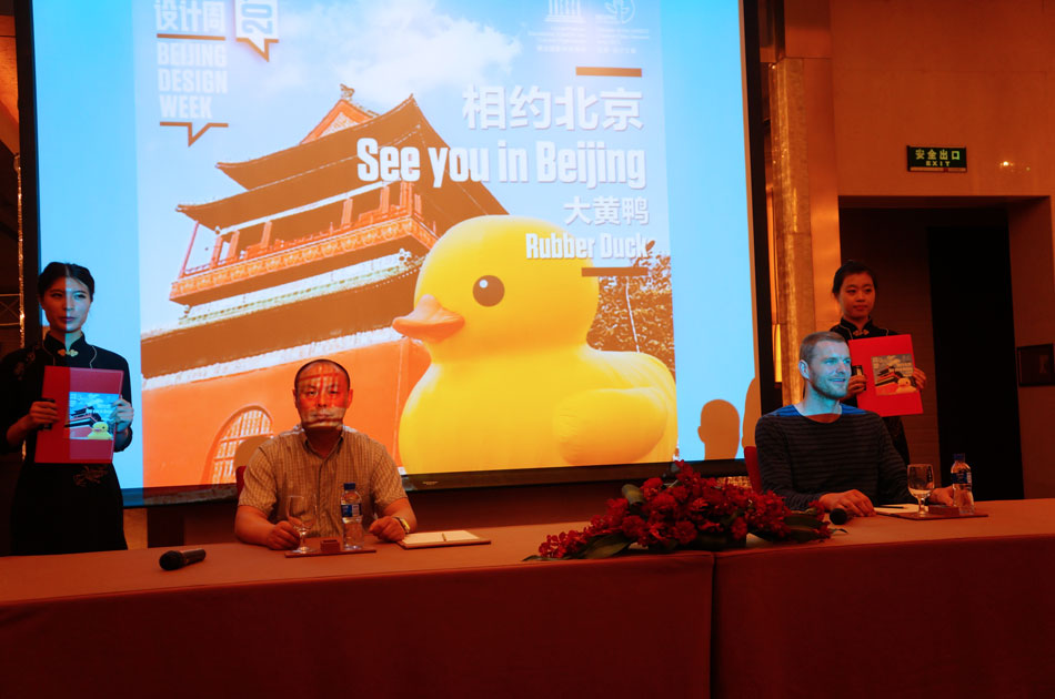 Dutch conceptual artist, Rubber Duck's "papa" Florentijin Hofman signs an agreement with Beijing Design Week (BJDW) to bring the real Rubber Duck project to Beijing, June 22, 2013. As a special present given by BJDW's guest city Amsterdam, the duck will visit Beijing this September and stay for about one month. BJDW will be held from Sept. 26 to Oct. 3 in Beijing. (People's Daily Online/Chen Lidan)