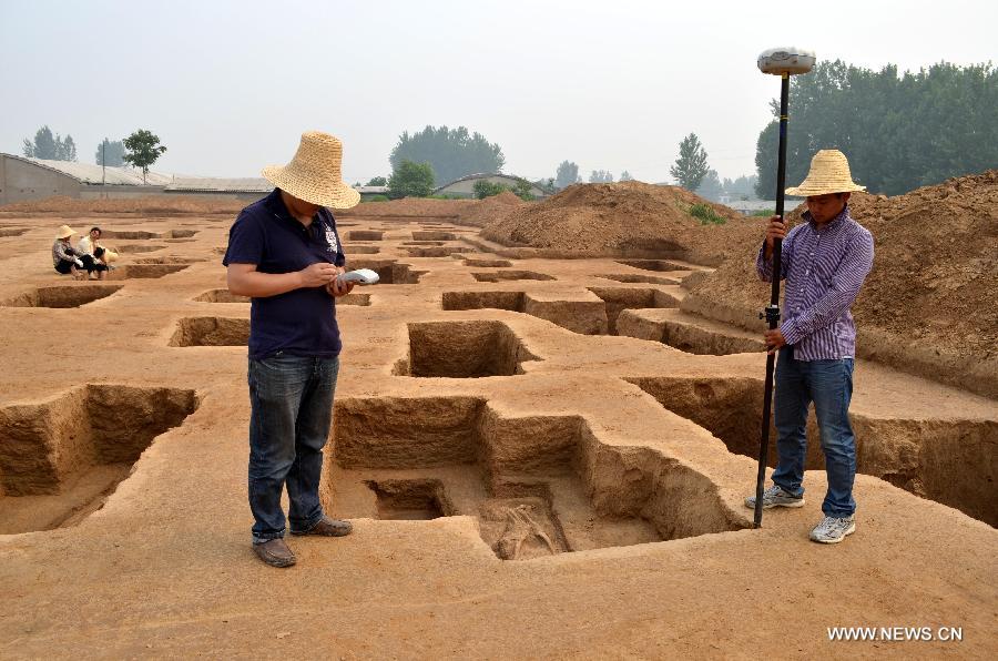 Aerial photo taken on June 8, 2013 shows the archaeological site of an ancient burial complex at Guxiang Township in Linying County, central China's Henan Province. Chinese archaeologists have discovered a well-reserved large burial complex dating back to the Warring States Period (475-221 BC) and the West Han (206 B.C.--25 AD.) Dynasty along the local section of the south-to-north water diversion project recently. Some 412 cultural relics have been unearthed in 119 excavated tombs. (Xinhua/Zhu Xiang)