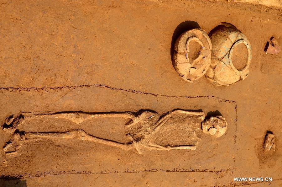 Photo taken on June 8, 2013 shows a tomb at an ancient burial complex at Guxiang Township in Linying County, central China's Henan Province. Chinese archaeologists have discovered a well-reserved large burial complex dating back to the Warring States Period (475-221 BC) and the West Han (206 B.C.--25 AD.) Dynasty along the local section of the south-to-north water diversion project recently. Some 412 cultural relics have been unearthed in 119 excavated tombs. (Xinhua/Zhu Xiang)