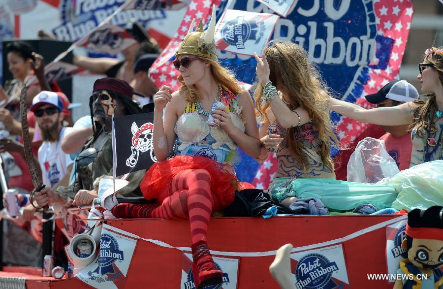 Revelers participate in the 2013 Mermaid Parade at Coney Island in New York on June 22, 2013. (Xinhua/Wang Lei) 