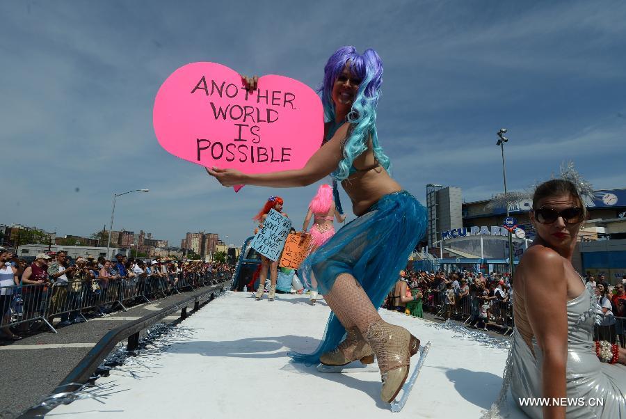 Revelers participate in the 2013 Mermaid Parade at Coney Island in New York on June 22, 2013. (Xinhua/Wang Lei) 