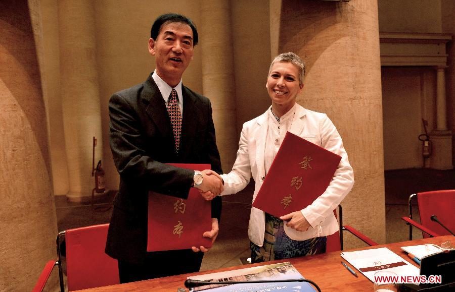 Italy-China Friendship Association's president, former Italian lower house speaker Irene Pivetti (R) shakes hands with Li Jianping, vice president of the Chinese People's Association for Friendship with Foreign Countries (CPAFFC), after signing the cooperation agreement during the inauguration of Italy-China Friendship Association, in Rome, on June 22, 2013. (Xinhua/Xu Nizhi) 