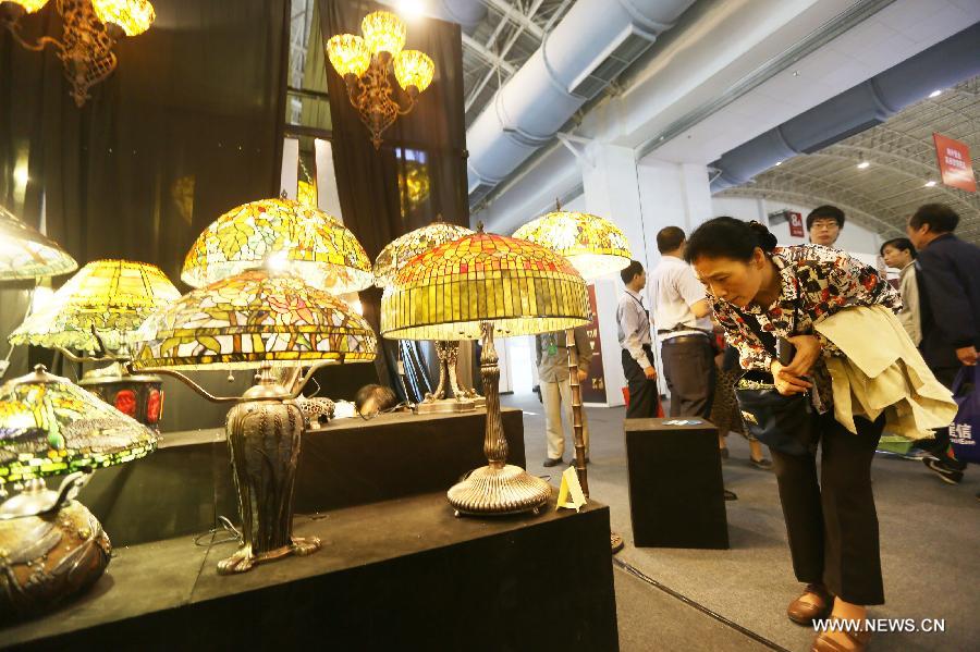 A visitor views lamps at the Luxury China 2013 exhibition in Beijing, capital of China, June 22, 2013. The 3-day exhibition kicked off on Saturday, with over 300 exhibitors participated. (Xinhua)